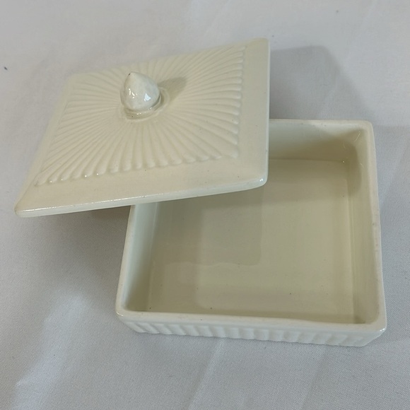Wedgewood Trinket Box, Discontinued Edme Pattern, Cream China - Picture 2 of 10